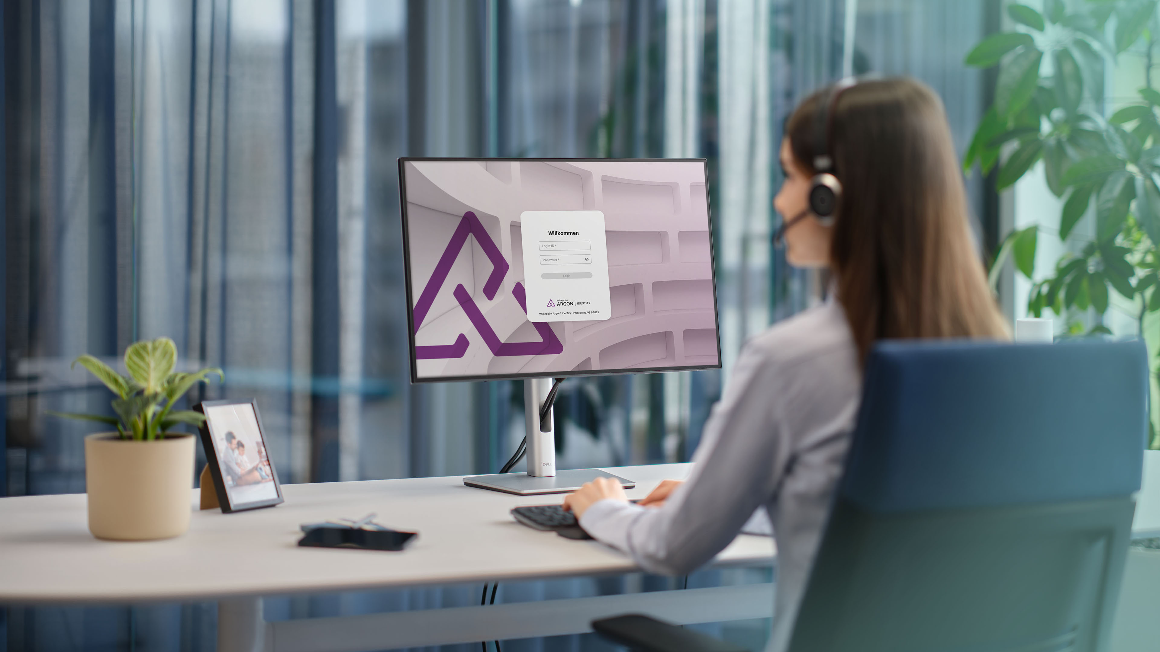 Frau mit Headset arbeitet am Computer, auf dem Bildschirm ist Voicepoint Argon geöffnet.