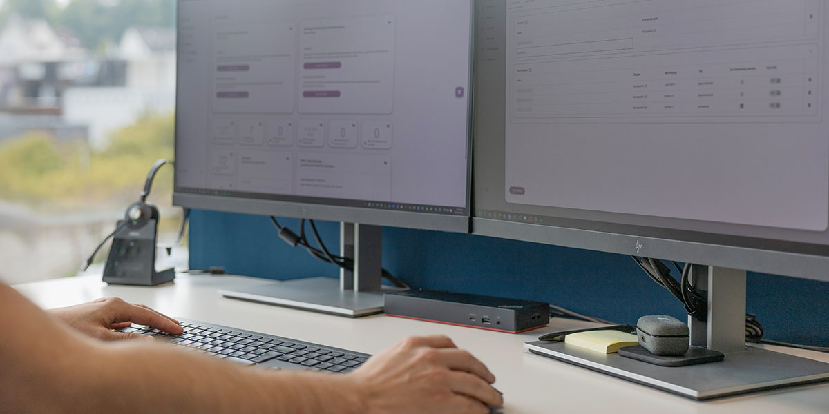 Mann arbeitet am Computer und nutzt dabei die Software Voicepoint Argon.