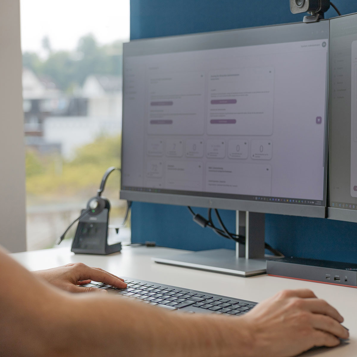 Mann arbeitet am Computer und nutzt dabei die Softwarelösung Voicepoint Argon.