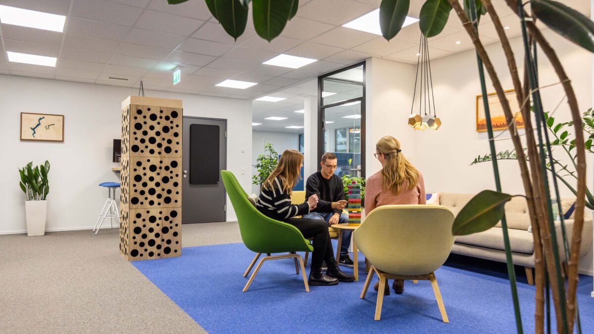 Drei Mitarbeitende sitzen in einer Sitzecke im Voicepoint-Büro in Wetzikon und unterhalten sich.