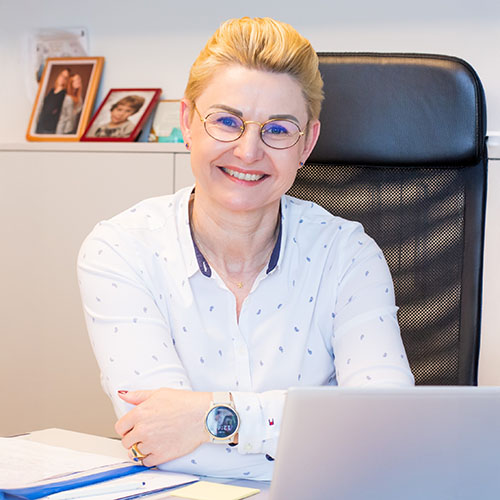 Portrait de Susanne Maurer, diplômée en médecine interne FMH / médecine du sport DGSM / médecine nutritionnelle DGEM / directrice du Centre pour l'obésité et la médecine métabolique