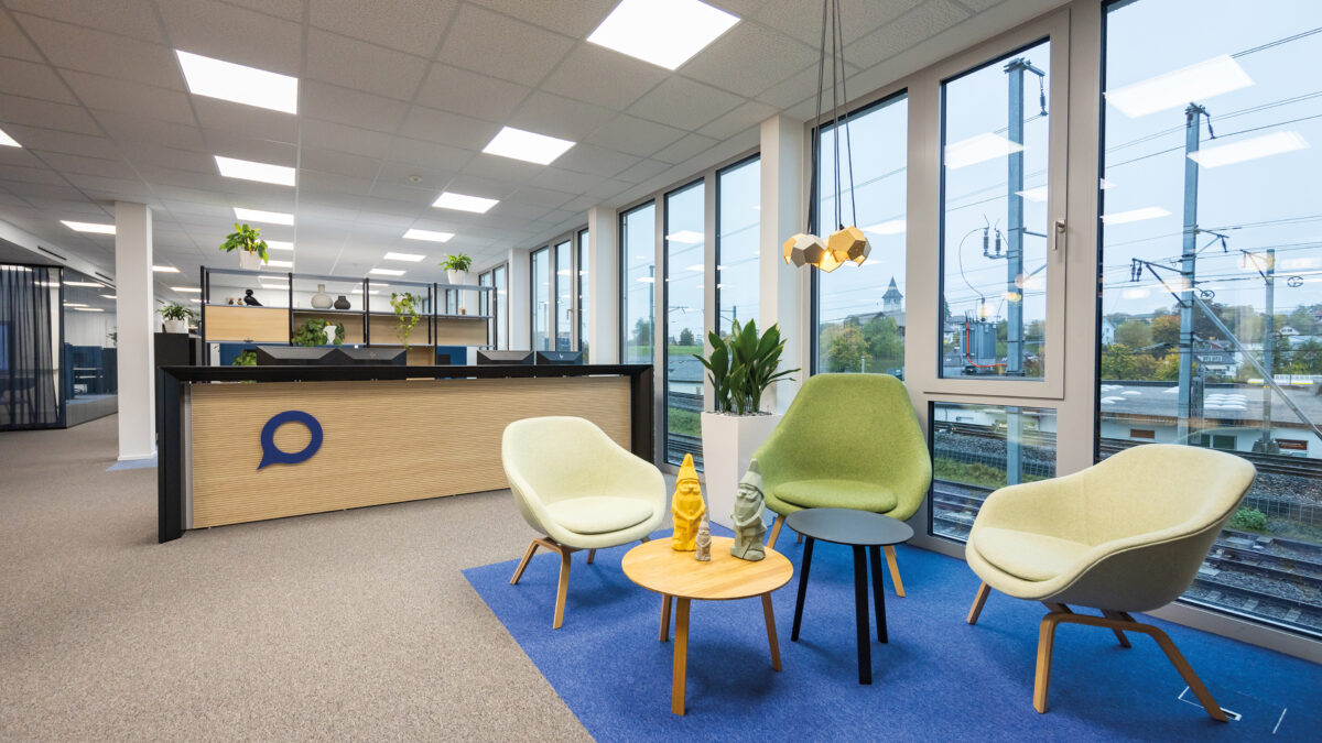 Empfangsbereich der Voicepoint AG mit grosser Fensterfront.