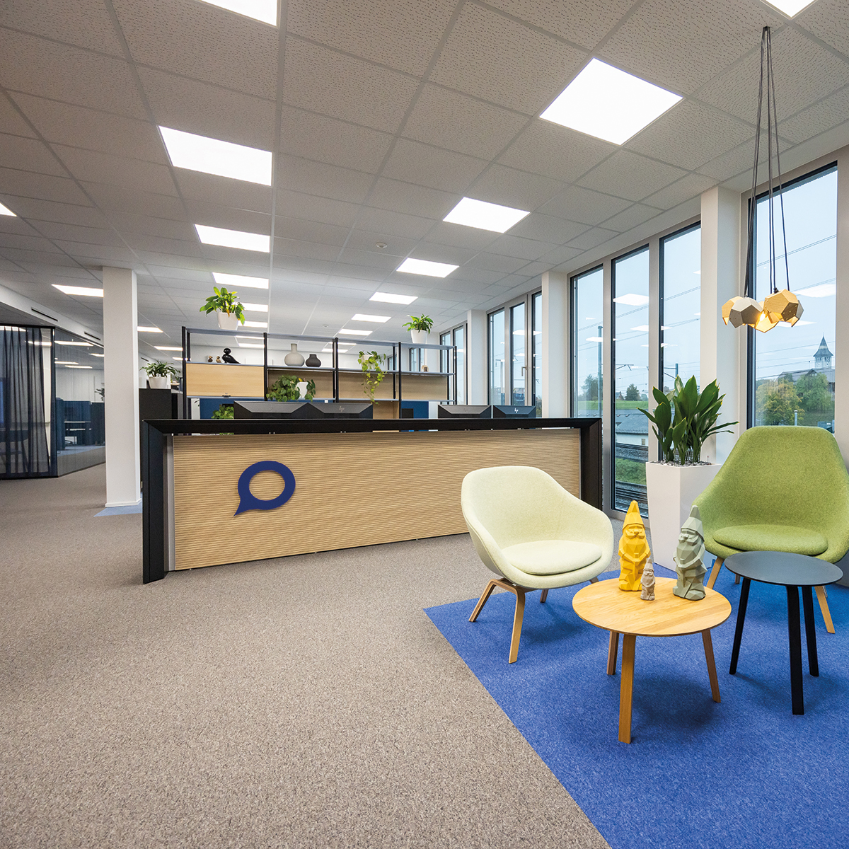 Comptoir d'accueil de Voicepoint AG, avec une grande baie vitrée en arrière-plan.