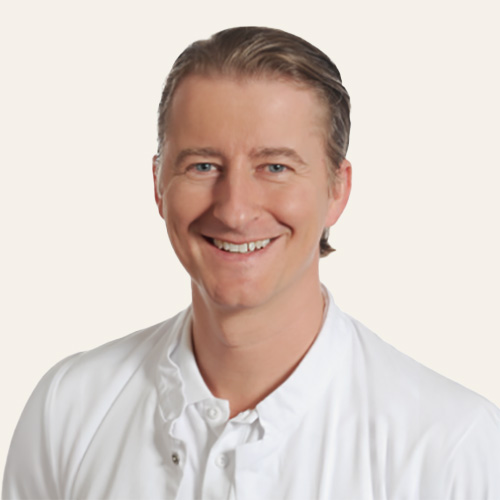 Portrait du Dr. Gregor Clavadetscher, médecin spécialiste FMH en oto-rhino-laryngologie et chirurgie cervico-faciale.