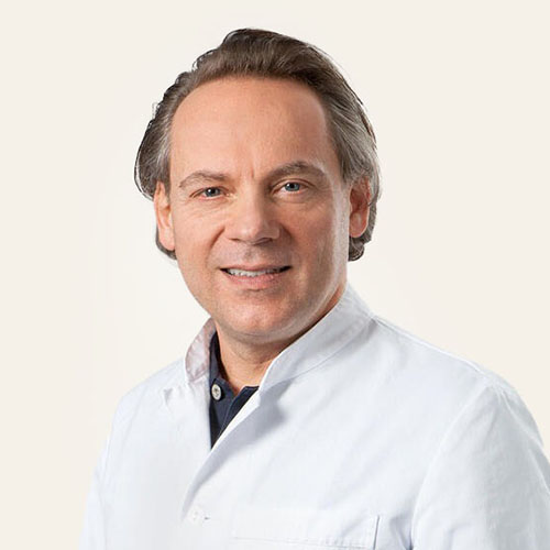 Portrait d'Urs Zuberbühler, médecin spécialiste en chirurgie orthopédique et traumatologie de l'appareil locomoteur, spécialisé en chirurgie de la colonne vertébrale