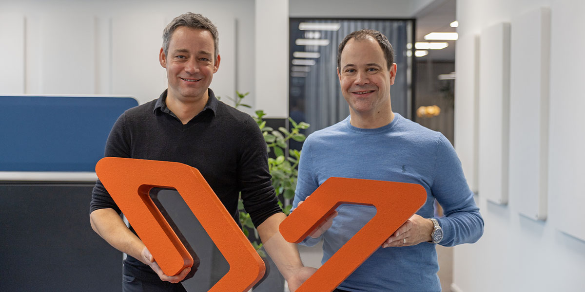 Jonas Blum (à gauche) et Reto Heusser (à droite), directeur général et fondateur de Voicepoint, se tiennent dans les bureaux de Voicepoint et brandissent le logo Voicepoint Xenon.