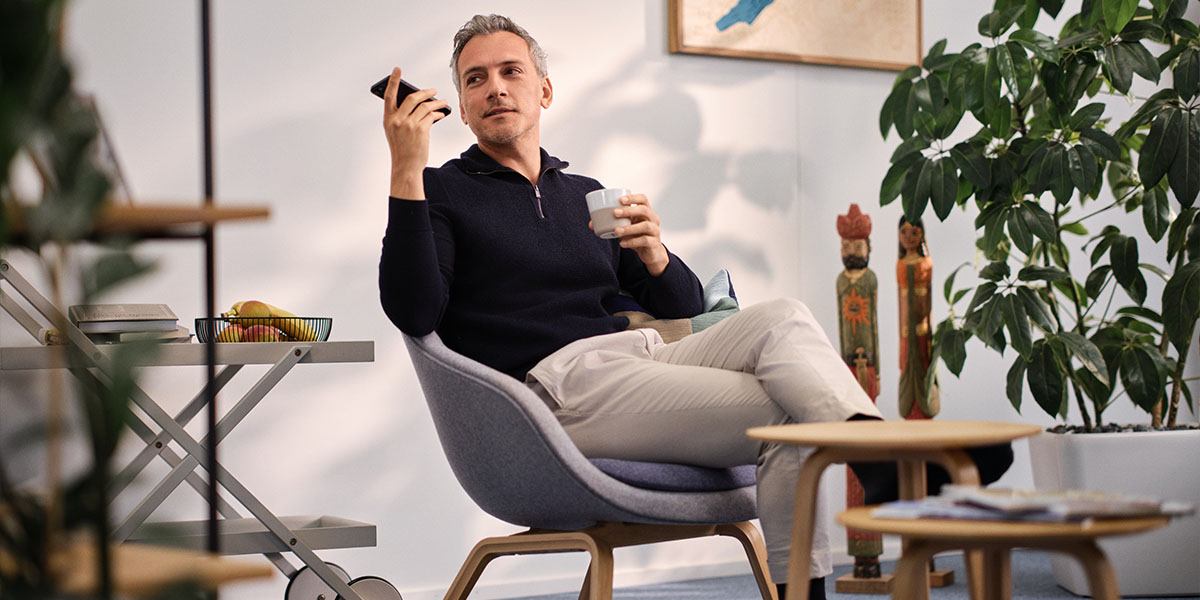 Le médecin dicte chez lui et utilise Voicepoint Xenon sur son smartphone.