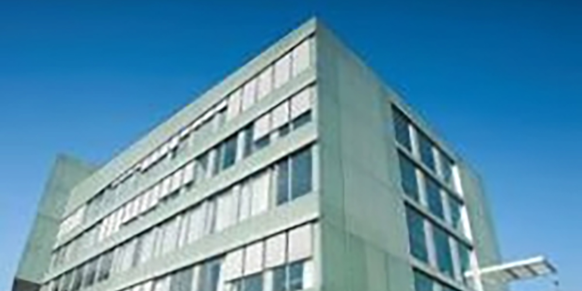 Gebäude des Luzerner Kantonsspitals mit grossen Fenstern.